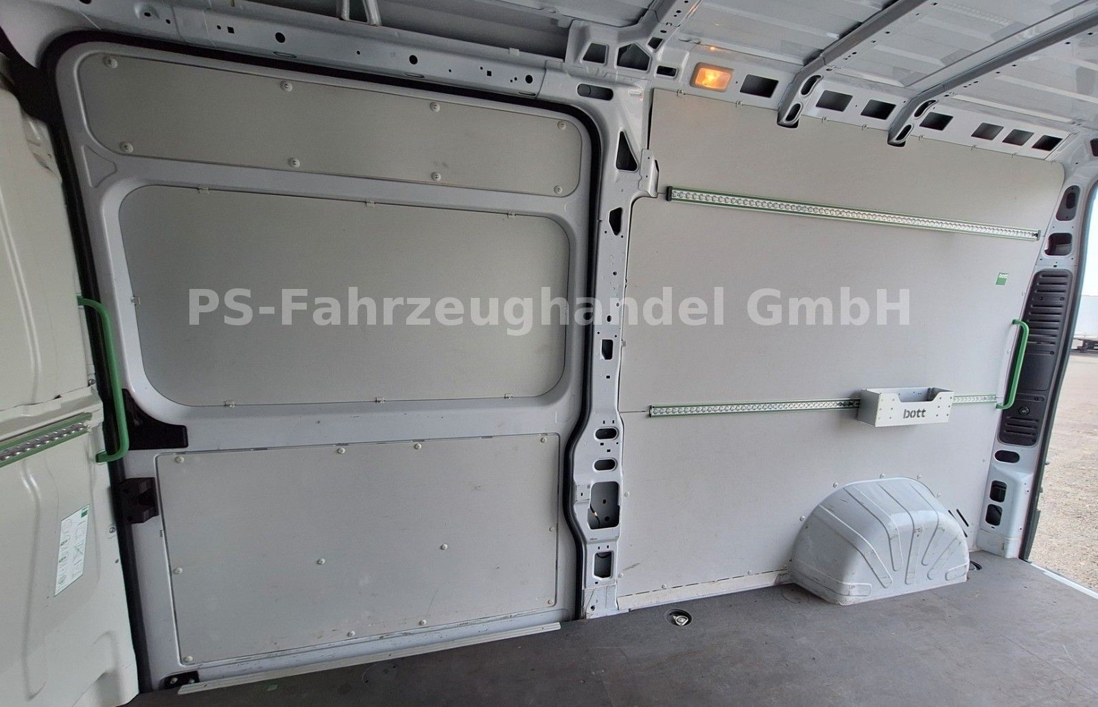 Fahrzeugabbildung Peugeot Boxer Kasten Hoch*335 L3H2*Premium BlueHDi 140