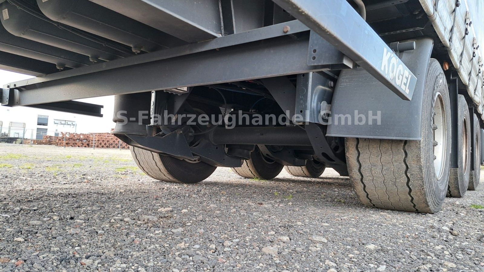 Fahrzeugabbildung Kögel S24-1*Volumen* LiftA*Hubdach*