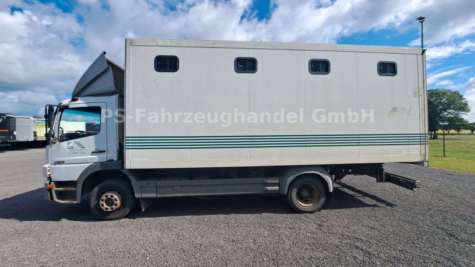 Fahrzeugabbildung Mercedes-Benz Atego 2 1218*Blatt/Luft*Pferdetransporter